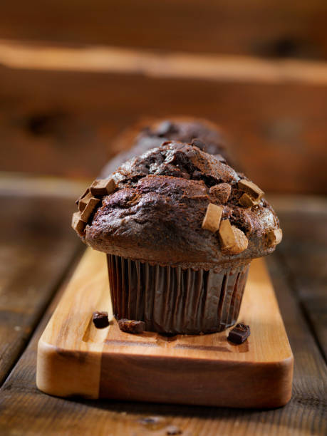 muffin a doppio pezzo di cioccolato - cupcake crumb sweet wrapper chocolate foto e immagini stock