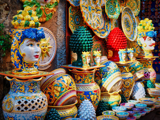 keramische ambachtelijke artikelen te koop in sicilië italië - sicilië stockfoto's en -beelden