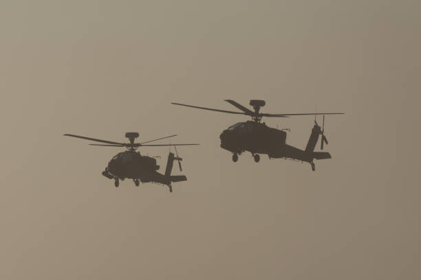 연기와 혼란과 파괴로 비행 전투와 전쟁에서 두 군사 헬기. 힘, 힘, 힘, 공습의 군사 개념. 세로 보기입니다. - support horizontal war afghanistan 뉴스 사진 이미지