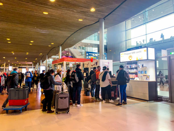 turyści kupujący karty sim na lotnisku roissy charles de gaulle, paryż, francja - airport france mobilestock roissy zdjęcia i obrazy z banku zdjęć