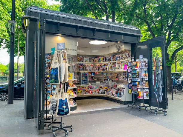 kiosque à journaux rue de paris, france - news stand photos et images de collection