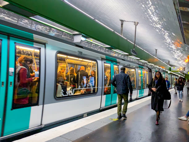 stazione della metropolitana di parigi con persone sul binario in attesa di un treno - french metro foto e immagini stock