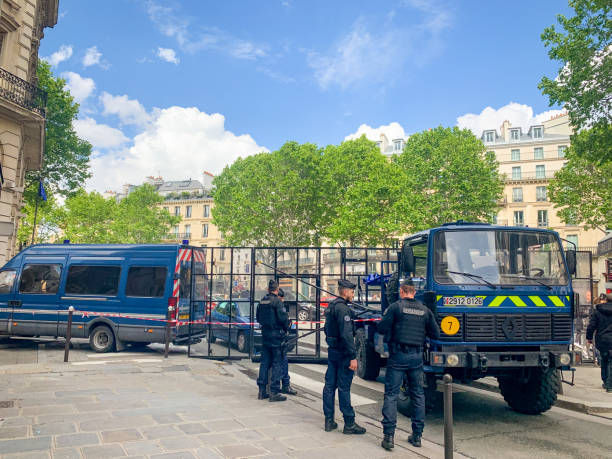 улицы парижа закрыты для движения транспорта и пешеходов, франция - military uniform barricade boundary police uniform стоковые фото и изображения