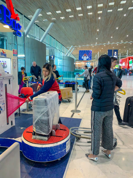 usługa pakowania bagaży na lotnisku charles de gaulle, paryż - airport france mobilestock roissy zdjęcia i obrazy z banku zdjęć