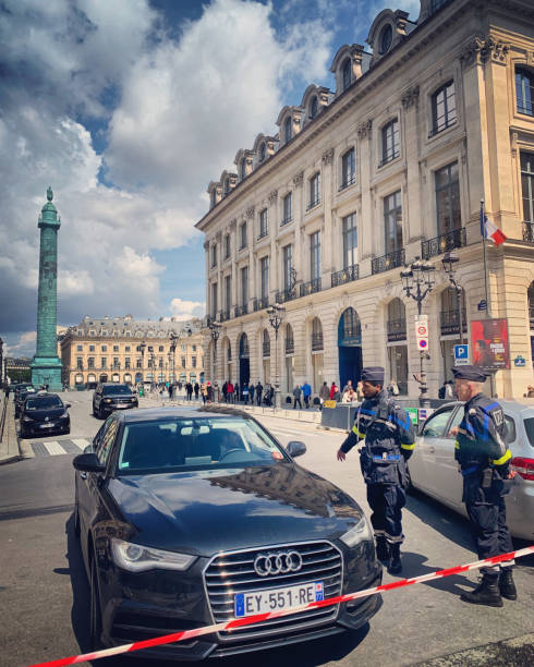 strade parigite chiuse per traffico, francia - military uniform barricade boundary police uniform foto e immagini stock