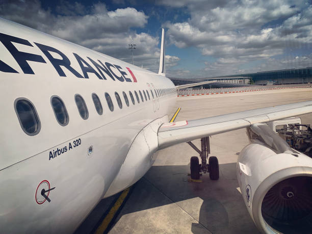 avion d'air france stationné à l'aéroport roissy charles de gaulle, paris - airbus photos et images de collection