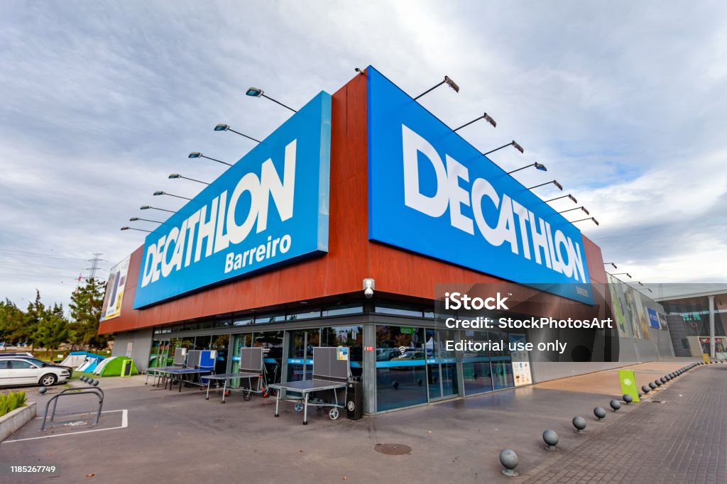 Entrada de la tienda Decathlon en el Barreiro Planet Retail Park. Decathlon es una empresa francesa y la mayor minorista de artículos deportivos del mundo - Foto de stock de Decatlón libre de derechos