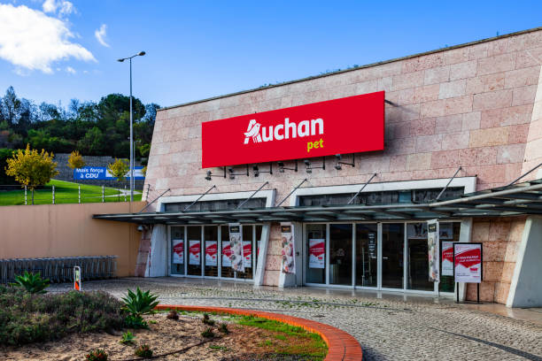 auchan pet sklep lub sklep w centrum handlowym almada forum lub centrum. auchan to francuska sieć hipermarketów, supermarketów lub supermarketów - shopping mall supermarket store sign zdjęcia i obrazy z banku zdjęć