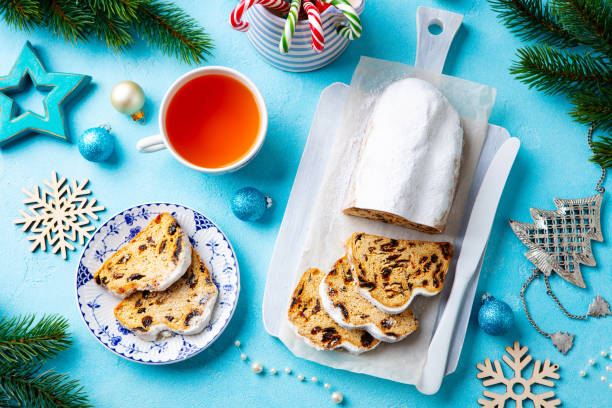 gâteau de stollen de noel avec le sucre glace, le massepain et les raisins secs. pâtisserie traditionnelle d'un christ dresdner. vue du haut. - christmas stollen christmas pastry baked photos et images de collection