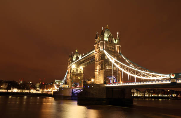 uma vista de noite da exposição longa beatiful da ponte da torre de londres - london england financial district england long exposure - fotografias e filmes do acervo