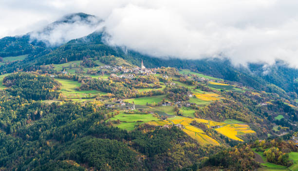 vista panorâmica do outono com vila de tiso, província de bolzano, trentino alto adige, italy. - travel destinations alto adige north tirol dolomites - fotografias e filmes do acervo