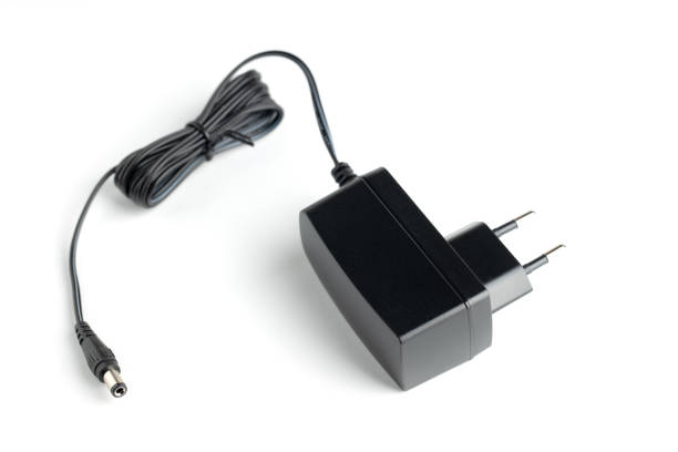 白い背景にdc電源アダプタ。 - mobile phone charging power plug adapter ストックフォトと画像