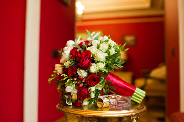 흰색과 빨간색 장미의 결혼식 꽃다발 - christmas wedding bride winter 뉴스 사진 이미지