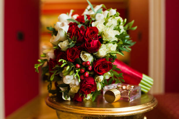 hochzeit bouquet von weißen und roten rosen - christmas wedding bride winter stock-fotos und bilder