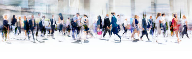 ходьба людей размытия. много людей, гуляя по лондонскому сити. широкий панорамный вид на людей, пересекающих дорогу. - people motion walking blurred motion стоковые фото и изображения