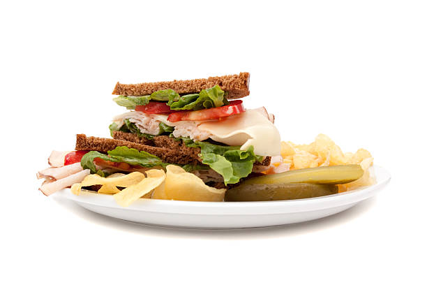 sandwich di tacchino con patatine fritte - sandwich turkey potato chip plate foto e immagini stock