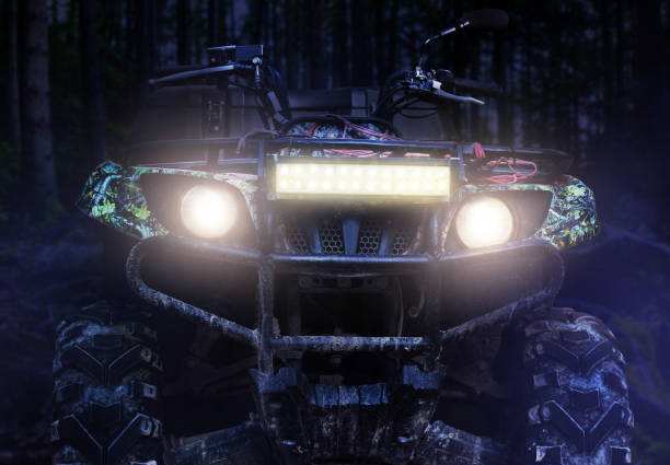 atv de chasse hors route sale camouflé - off road vehicle quadbike desert dirt road photos et images de collection