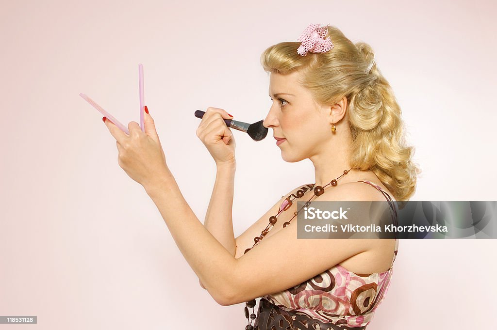 Garota pin-up com espelho e escova - Foto de stock de 1950-1959 royalty-free