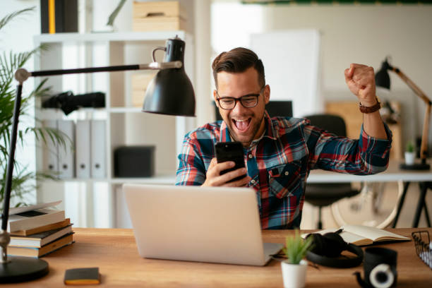 istock Young businessman in office using smartphone.stock photo 1185312191