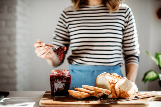 fare pane tostato con marmellata - contemporary domestic room sparse indoors foto e immagini stock