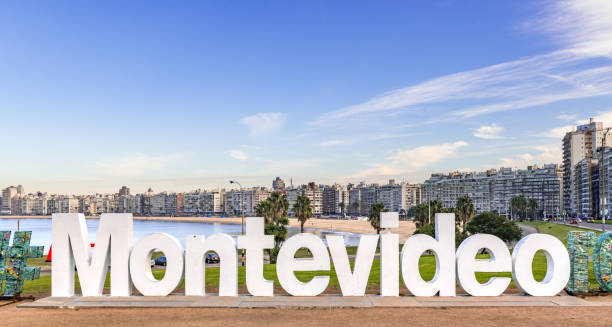 sinal da cidade de montevidéu (um ponto quente do turista) - uruguai - fotografias e filmes do acervo