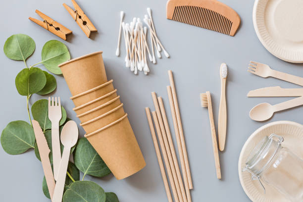 eco natural paper coffee cups, straws, toothbrushes, plates, comb, clothespins flat lay on gray background. sustainable lifestyle concept. zero waste, plastic free items. stop plastic pollution. Top view, overhead, mock up, template vasos de papel natural ecológico, pajitas, cepillo de dientes plana sacada sobre fondo gris. concepto de estilo de vida sostenible. cero residuos, artículos libres de plástico. detener la contaminación plástica. vista superior, sobrecarga, plantilla,