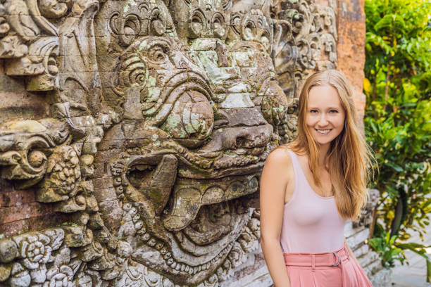 우붓 궁전, 발리에서 젊은 여성 여행자 - 우붓 궁전 내부, 발리, 인도네시아 - bali sculpture balinese culture human face 뉴스 사진 이미지