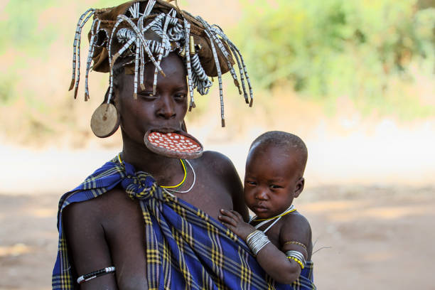 mulher do tribo de mursi com seu bebê - women indigenous culture africa ethiopia - fotografias e filmes do acervo