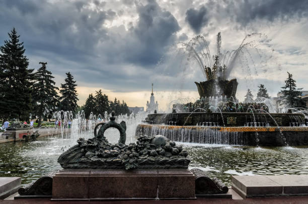 fountain friendship of people and central house of russian people at vdnkh - vdnk imagens e fotografias de stock