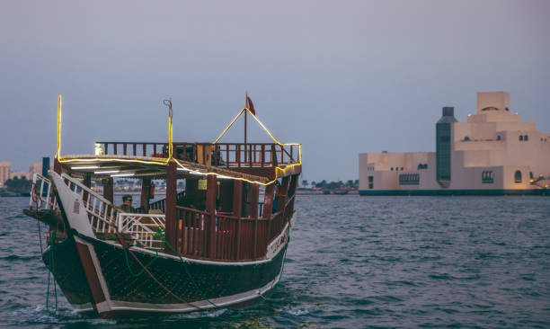 イスラム美術館の夜景 - museum of islamic art doha ストックフォトと画像