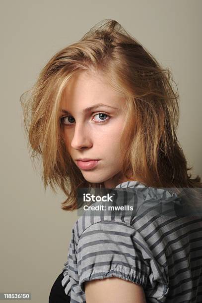 Atractiva Mujer Joven Con Mirada Intenso Foto de stock y más banco de imágenes de 20 a 29 años - 20 a 29 años, 20-24 años, Actitud