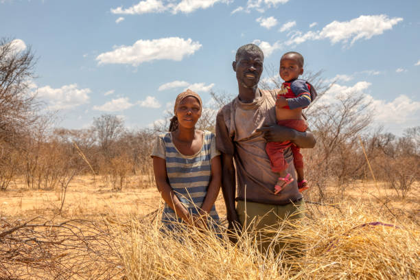 famiglia africana con un bambino - povertà africa foto e immagini stock