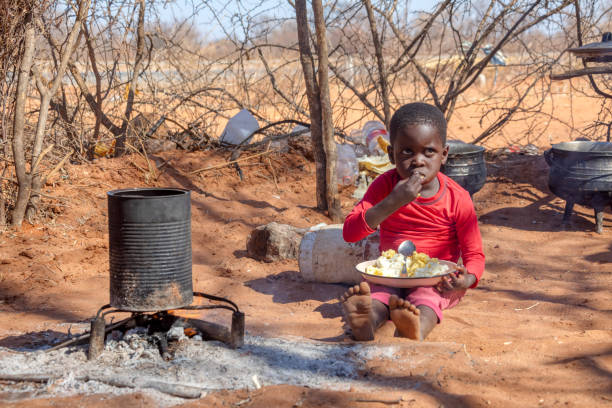 bambino africano in un villaggio vicino al deserto del kalahari - povertà africa foto e immagini stock