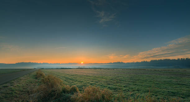 schöner november-sonnenaufgang im ländlichen langley - langley stock-fotos und bilder