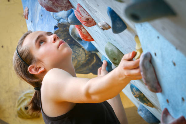 실내 등반 벽에 등반 하는 십대 소년 훈련 - climbing wall rock climbing holding reaching 뉴스 사진 이미지