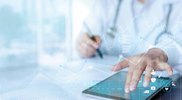 data dan pertumbuhan grafik bisnis kesehatan, pemeriksaan medis dan dokter menganalisis koneksi jaringan laporan medis di layar tablet. - medis potret stok, foto, & gambar bebas royalti