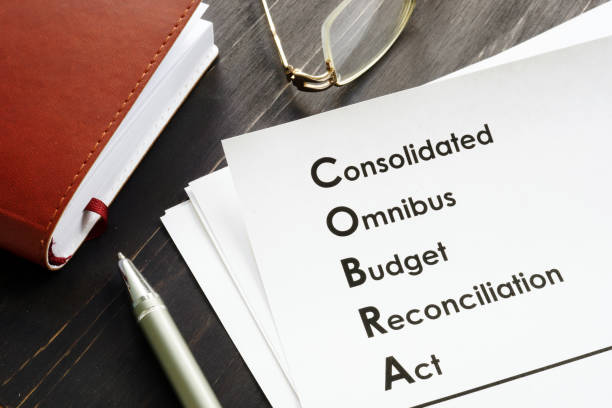 cobra consolidated omnibus budget reconciliation act auf dem schreibtisch. - cobra stock-fotos und bilder