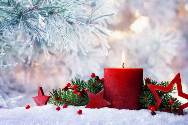 아름다운 겨울 배경에 대한 눈크리스마스 또는 출현 촛불, 전나무 가지, 베리와 붉은 별. 서리가 내린 숲 풍경 휴일 카드입니다. - 눈꽃 뉴스 사진 이미지