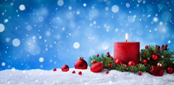 boże narodzenie lub świeca adwentowa, gałęzie jodłowe i dekoracje w śniegu na pięknym zimowym tle. kartka świąteczna. - christmas window magic house zdjęcia i obrazy z banku zdjęć