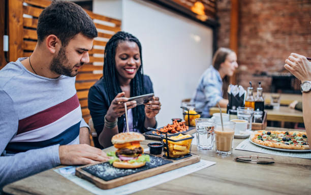istock Couple on lunch outdoors in pub 1185391927