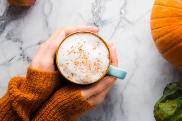 o outono ainda é vida com caneca de café e abóboras - coffee latté milk cappuccino - fotografias e filmes do acervo