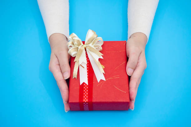istock Close up female hand holding craft gift box 1185395403