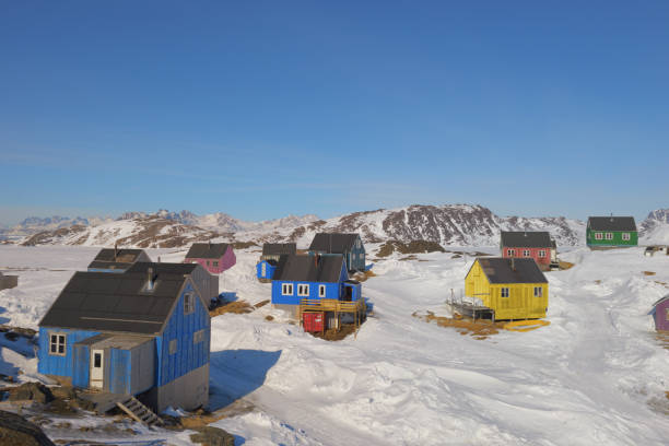 maisons colorées au printemps au groenland - greenland inuit house arctic photos et images de collection