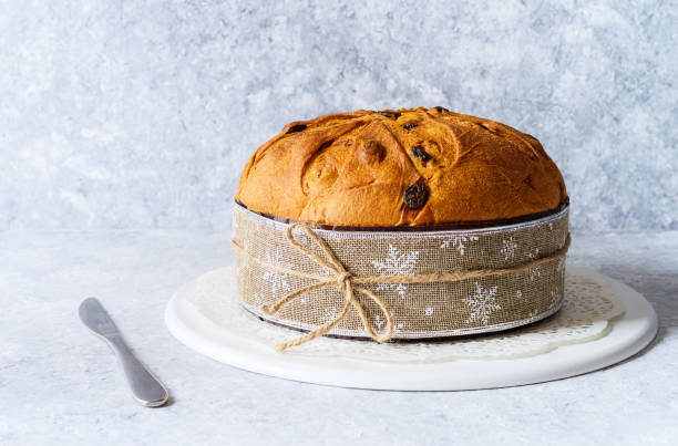 panettone, comida típica italiana navideña, sobre fondo rústico. - fruitcake christmas cake cake christmas fotografías e imágenes de stock