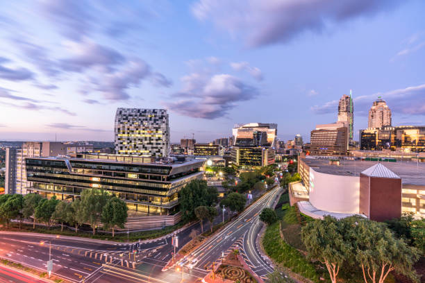 sandton city skyline gebäude in der dämmerung - johannesburg night skyline dusk stock-fotos und bilder