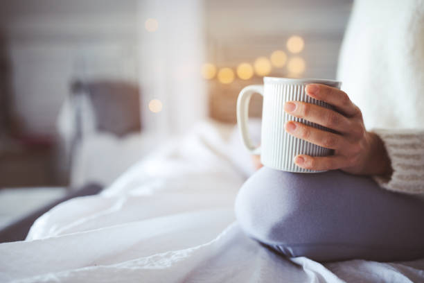 teatime na cama - sheet human hand bed women - fotografias e filmes do acervo