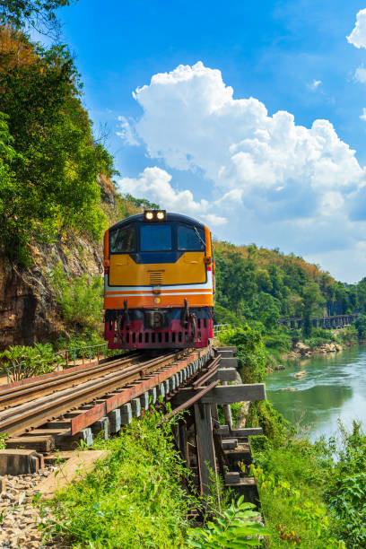 treno tailandese,provincia di kanchanaburi, locomotive, treno a vapore, thailandia, treno,bangkok thailandia viaggio nella stazione ferroviaria di hua lamphong - kanchanaburi province train thailand diesel foto e immagini stock