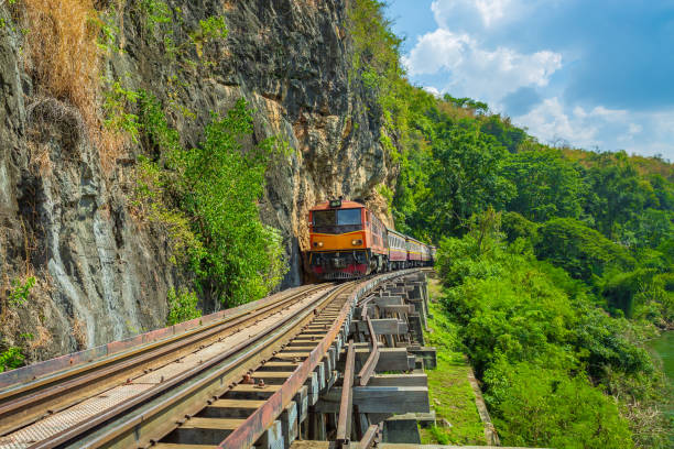 treno tailandese,provincia di kanchanaburi, locomotive, treno a vapore, thailandia, treno,bangkok thailandia viaggio nella stazione ferroviaria di hua lamphong - kanchanaburi province train thailand diesel foto e immagini stock