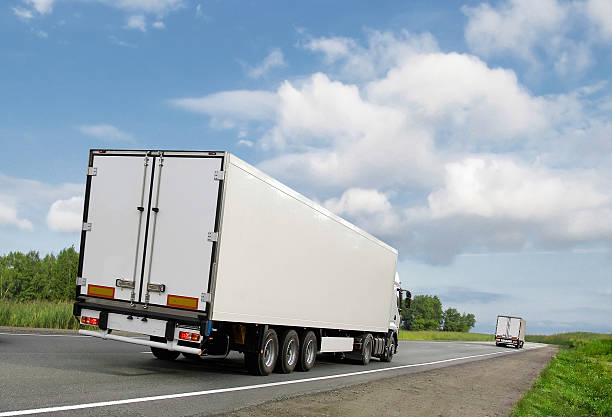 Weiße Lkw auf Land Autobahn, Ansicht von hinten – Foto