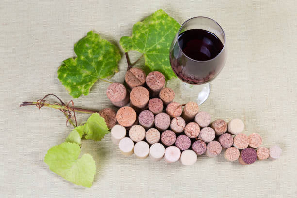 винные пробки, лежащие в виде виноградного кластера, красного вина - notional стоковые фото и изображения